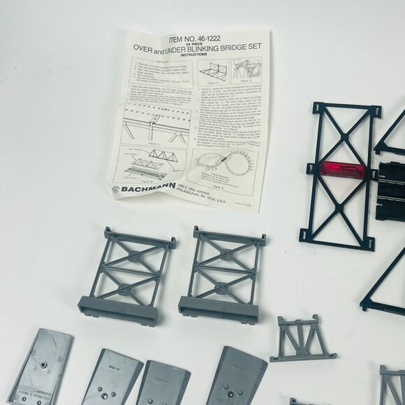 Bachmann Over & Under Blinking Bridge With 50 Bridge Supports - Picture 3 of 7
